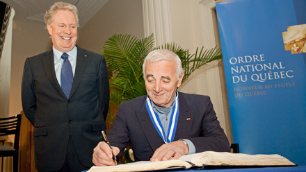 Charles Aznavour, O.Q., tmoigne de son amour pour le Qubec, sous le sourire approbateur du premier ministre.