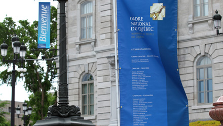 La bannire de l'Ordre national du Qubec 2012, expose  l'extrieur de l'Assemble nationale.