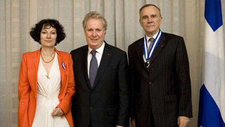 Le premier ministre, entouré de Mme Chantal Moreno, C.Q., et du général Jean-Pierre Kelche, G.O.Q.