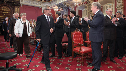 Le premier ministre accueillant les rcipiendaires de l'Ordre national de 2011.  Franois Nadeau