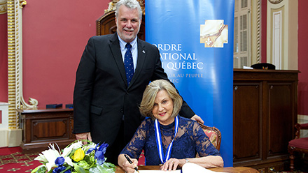 Signature du livre d’or par Zila Bernd, O.Q., en compagnie du premier ministre.