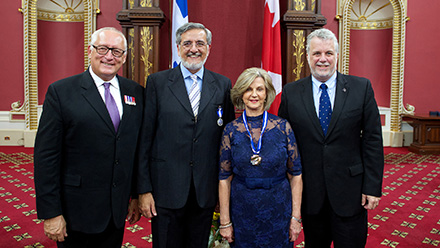 Bernard Voyer, C.Q., membre du Conseil de l’Ordre, Fernando Cupertino, C.Q., Zila Bernd, O.Q., et le premier ministre.