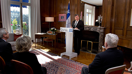 Le délégué général du Québec à Paris, Michel Robitaille, adressant quelques mots lors de la cérémonie de remise de l’insigne, qui avait lieu à Paris.