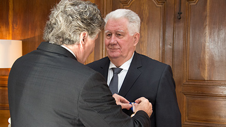Moment solennel pour Yves Tavernier, C.Q., qui reçoit fièrement l’insigne de chevalier de l’Ordre national du Québec.