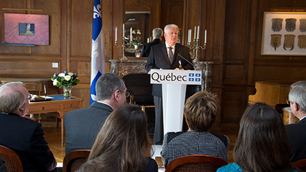 Yves Tavernier, C.Q., adresse ses remerciements aux gens venus assister à la cérémonie.