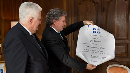 Remise du brevet à Yves Tavernier, C.Q., par le délégué général du Québec à Paris, Michel Robitaille.
