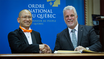 Québec, le 15 novembre 2017 – Le premier ministre, Philippe Couillard, a remis l’insigne de chevalier à M. Takeya Kaburaki, un mécène et homme d’affaires japonais spécialisé dans l’importation de produits québécois.