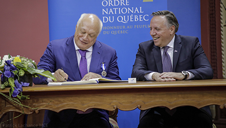 Québec, le 6 mai 2019 – Le premier ministre, François Legault, a remis l’insigne de chevalier à M. Éric-Emmanuel Schmitt, écrivain encensé des Québécoises et des Québécois.