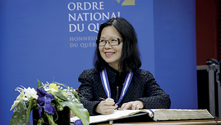 Signature du livre d’or par Trang Hoang, O.Q.